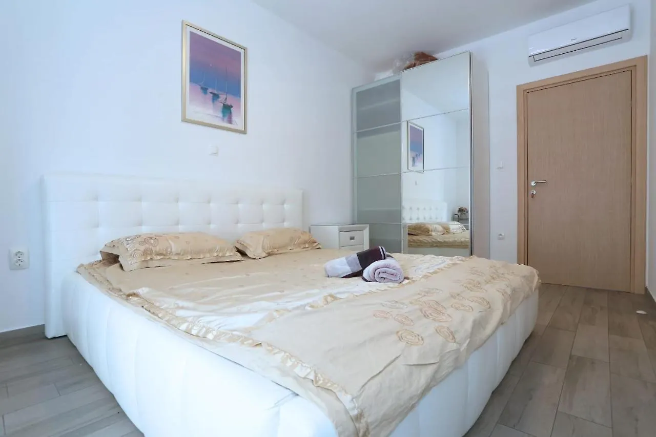 Zane Apartment Split