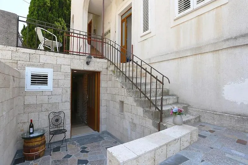 Zane Apartment Split