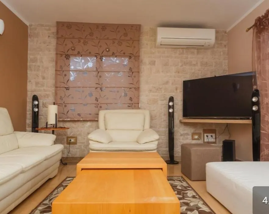 Zane Apartment Split